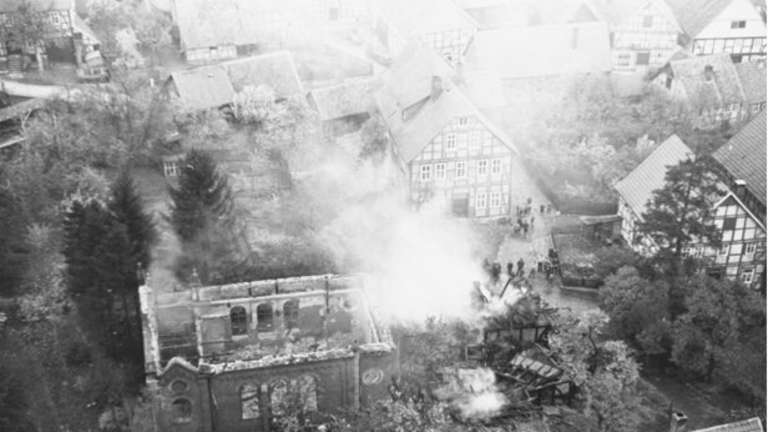 SW Luftaufnahme der brennenden Synagoge 