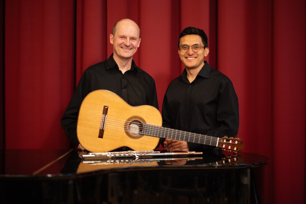 2 Musiker mit ihren Instrumenten vor rotem Vorhang