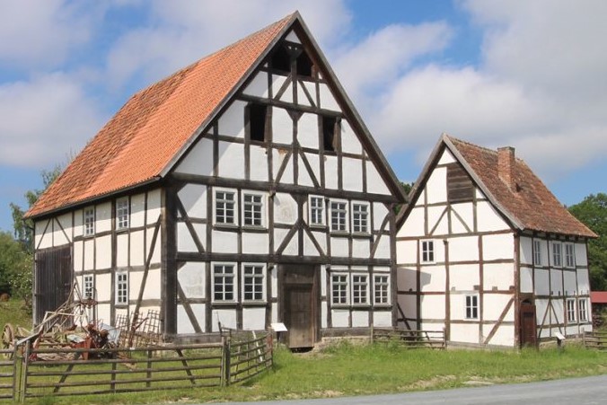 Zwei Fachwerkhäuser auf einer Wiese