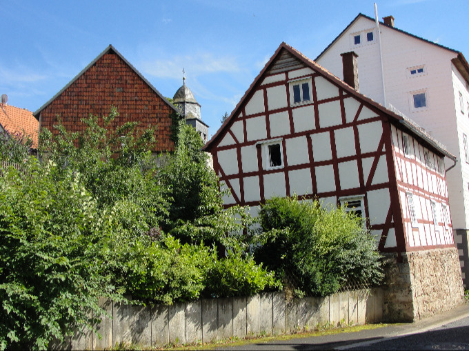 Fachwerkhaus auf Sandsteinsockel Giebelseite