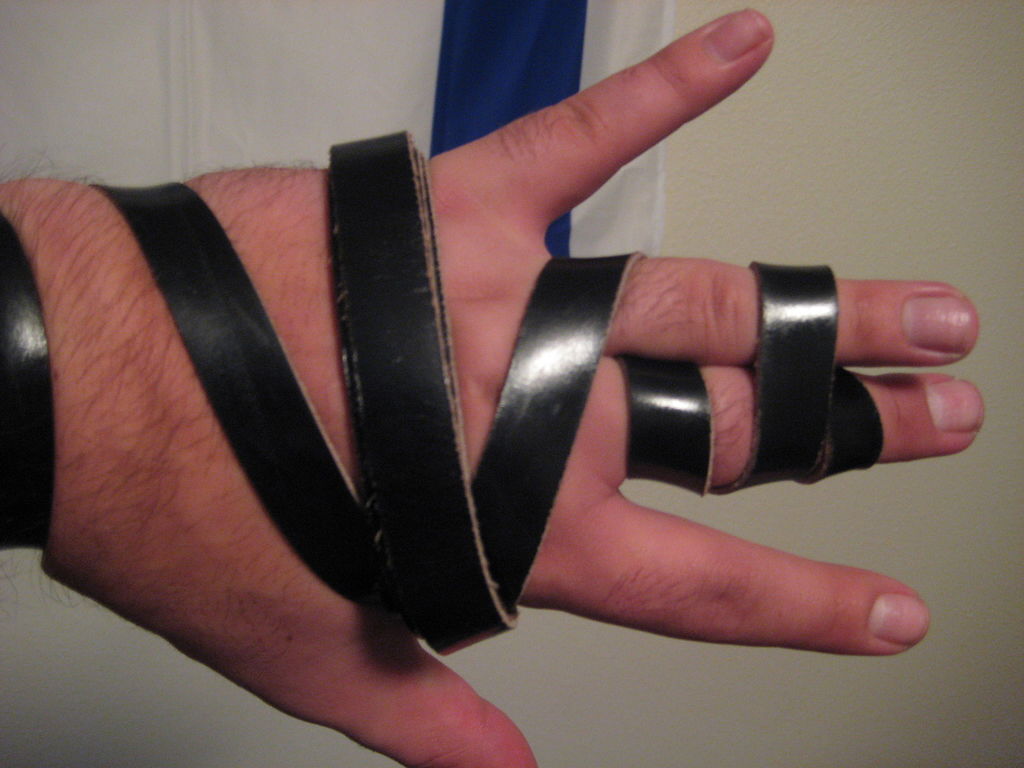 Hand umwickelt von Lederriemen