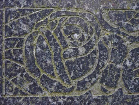 Rposenornament auf Grabstein