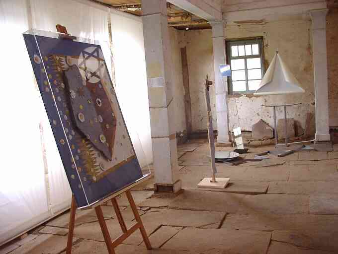 Kunstwerke in unrenovierter Synagoge