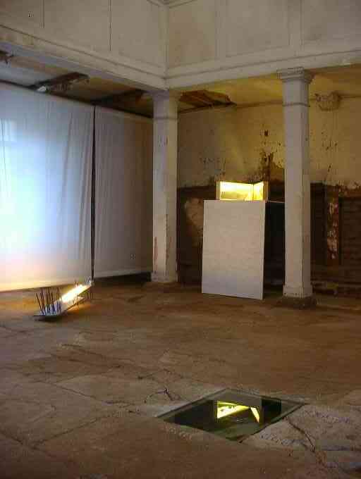 Unrenovierte Ecke des Synagogenraums mit Kunstwerken