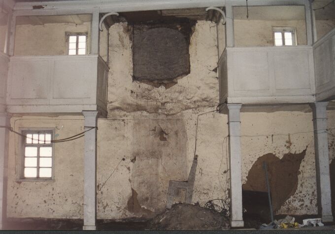 Wand des Skralraums mit fehlenden Thoraschrein und zugemauerten Davidstern-Fenster