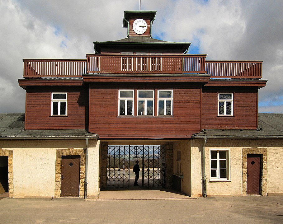 Torgebäude mit Uhrenturm