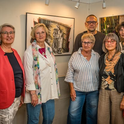Menschengruppe in Ausstellungsraum