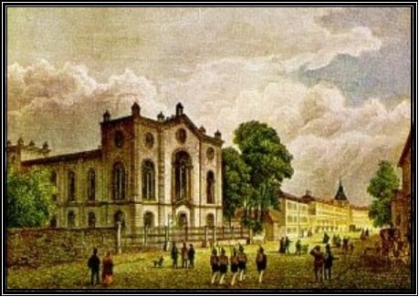 Straßenszene einer Großstadt mit Sakralbau 