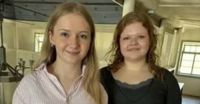 Portraitfoto zweier Schülerinnen in der Synagoge