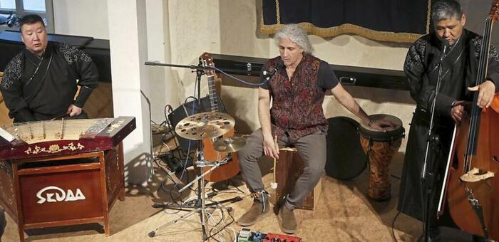 Drei Musiker mit Instrumenten