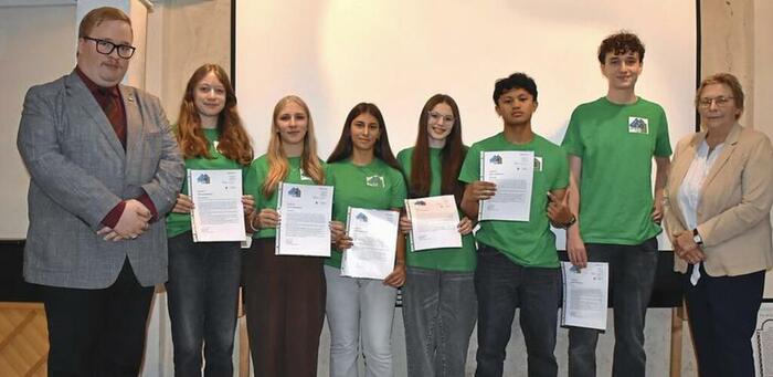 Gruppenbild von 8 Personen mit Urkunden