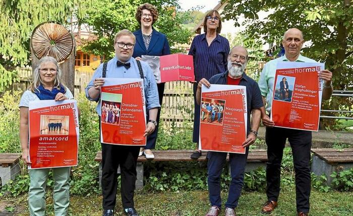Gruppenbild 5 Personen mit Plakaten