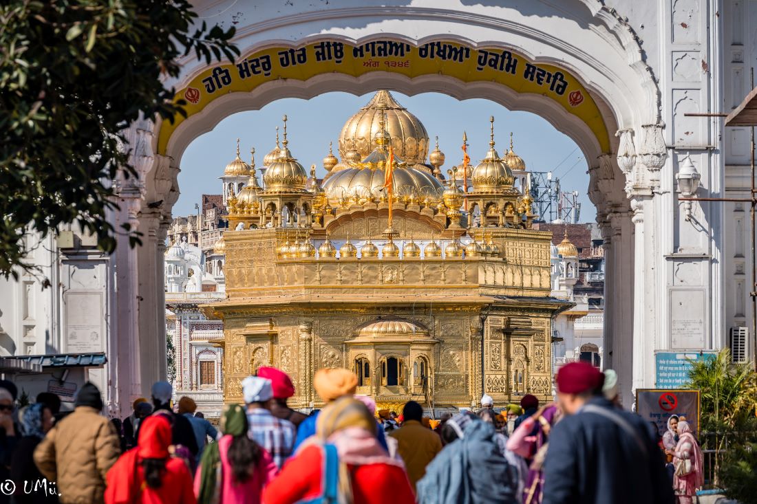 Menschenmenge im Torbogen vor Goldenem Tempel
