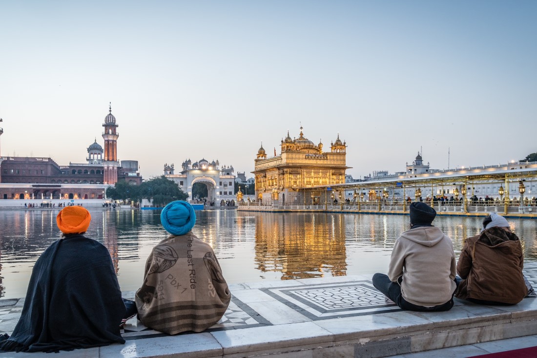 Goldener Tempel hinter Wasserfläche