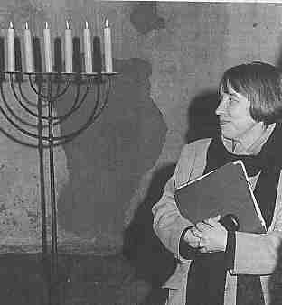 Frau in Synagoge