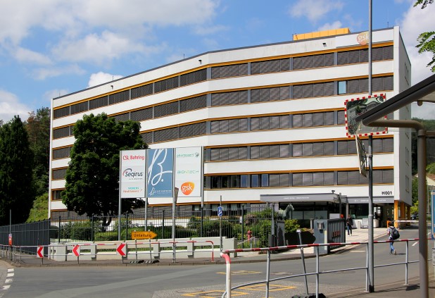 Weißes Hochhaus der Siebziger Jahre