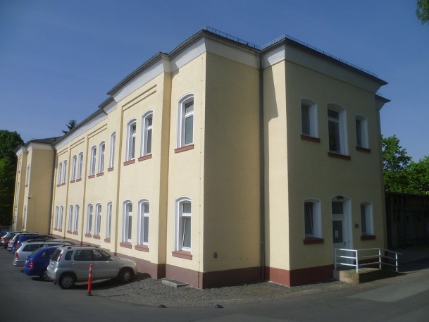 Helles zweistöckiges Krankenhausgebäude