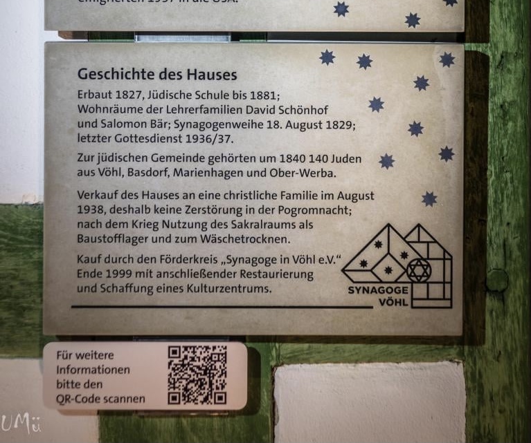 Infotafel an einem Vöhler Haus mit QR-Code