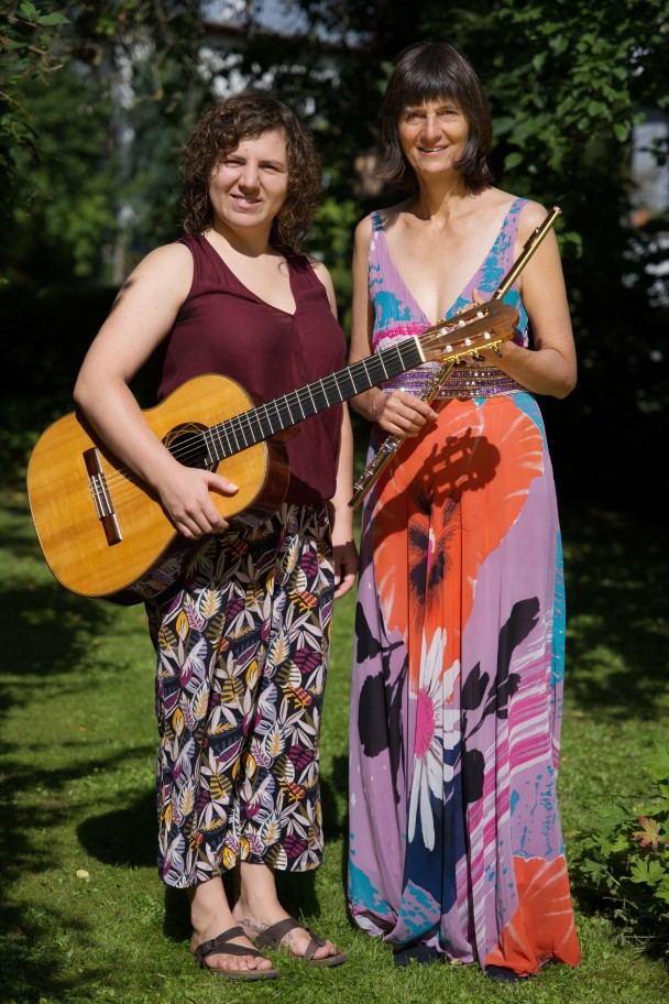 Zwei Musikerinnen mit ihren Instrumenten