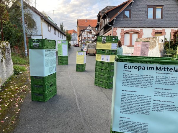 Info-Aufsteller auf einer Dorfstraße
