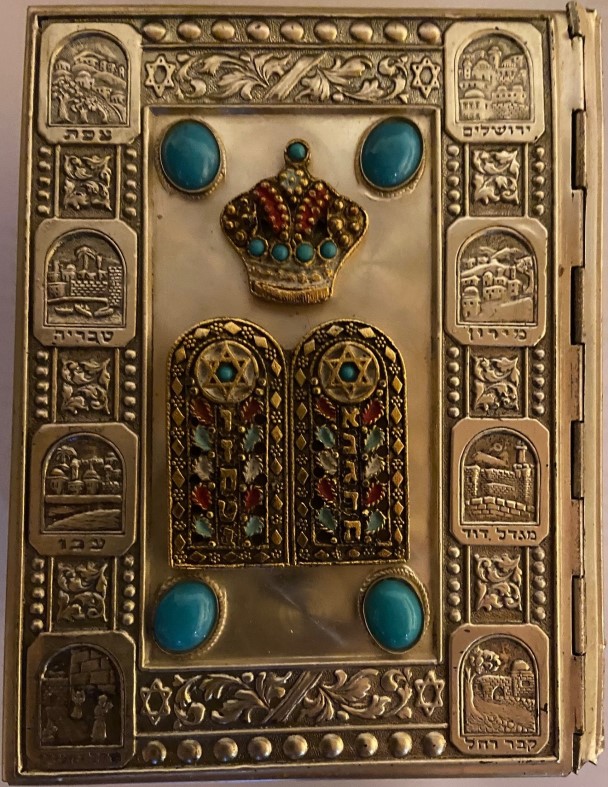 Buch mit geschmücktem Metalldeckel