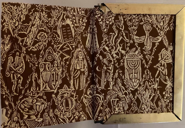 Mit Ornamenten bedecktes aufgeschlagenes Buch