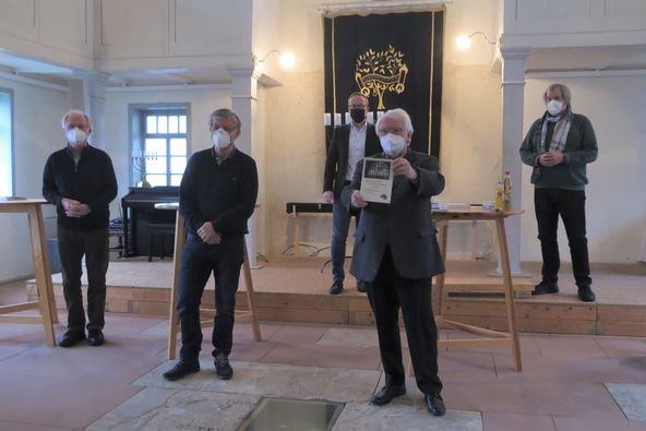 Fünf Männer stehen in der Synagoge 