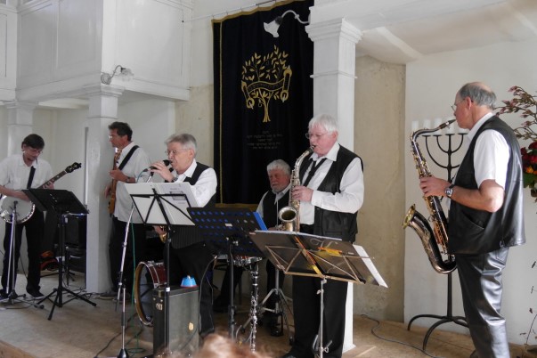6-köpfige Jazz-Band in Synagoge