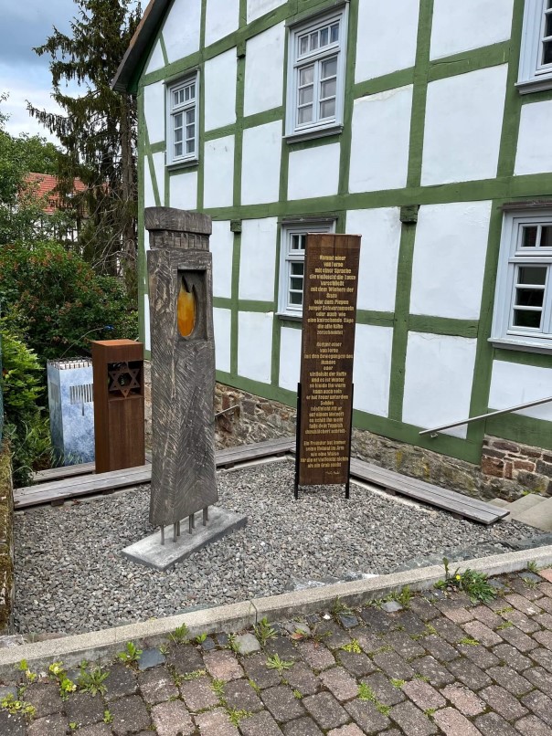 4 Stelen: Erinnern-Wachen-Erleben 4 Stelen im Garten der Synagoge