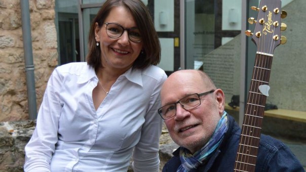 Portrait einer Frau und eines Mannes mit Gitarre