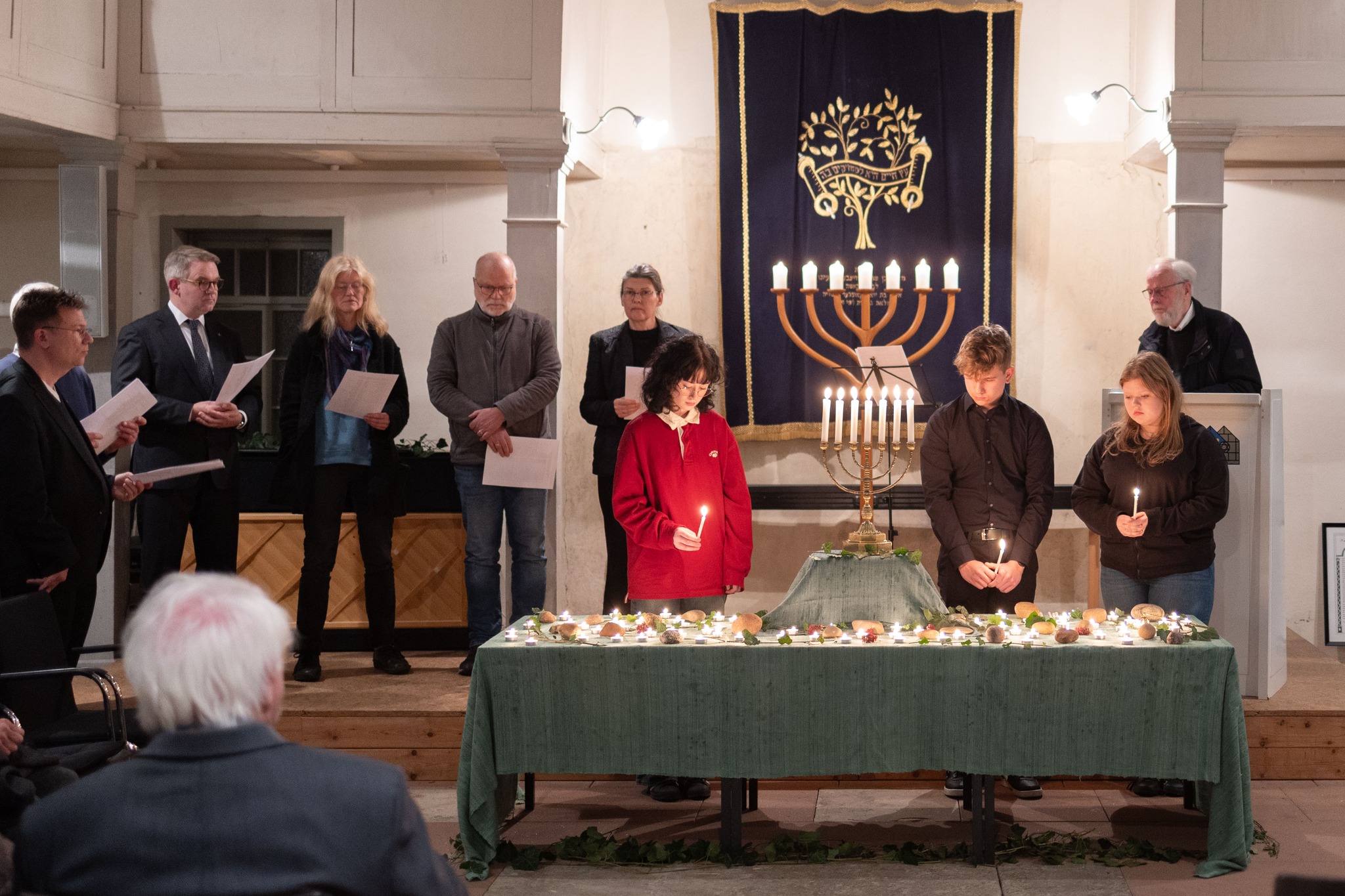 Gruppe von Menschen im Gedenken in der Synagoge