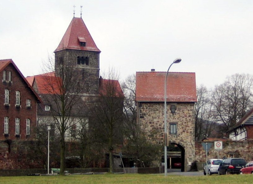 Kirchturm mit Nebengebäuden