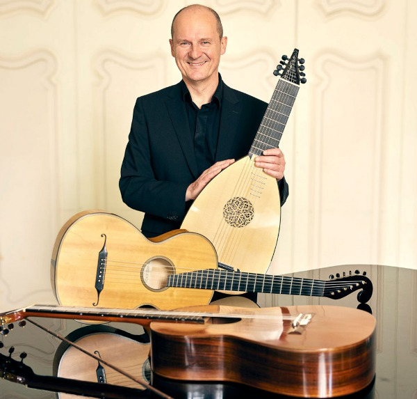 Musiker mit drei Saiteninstrumenten