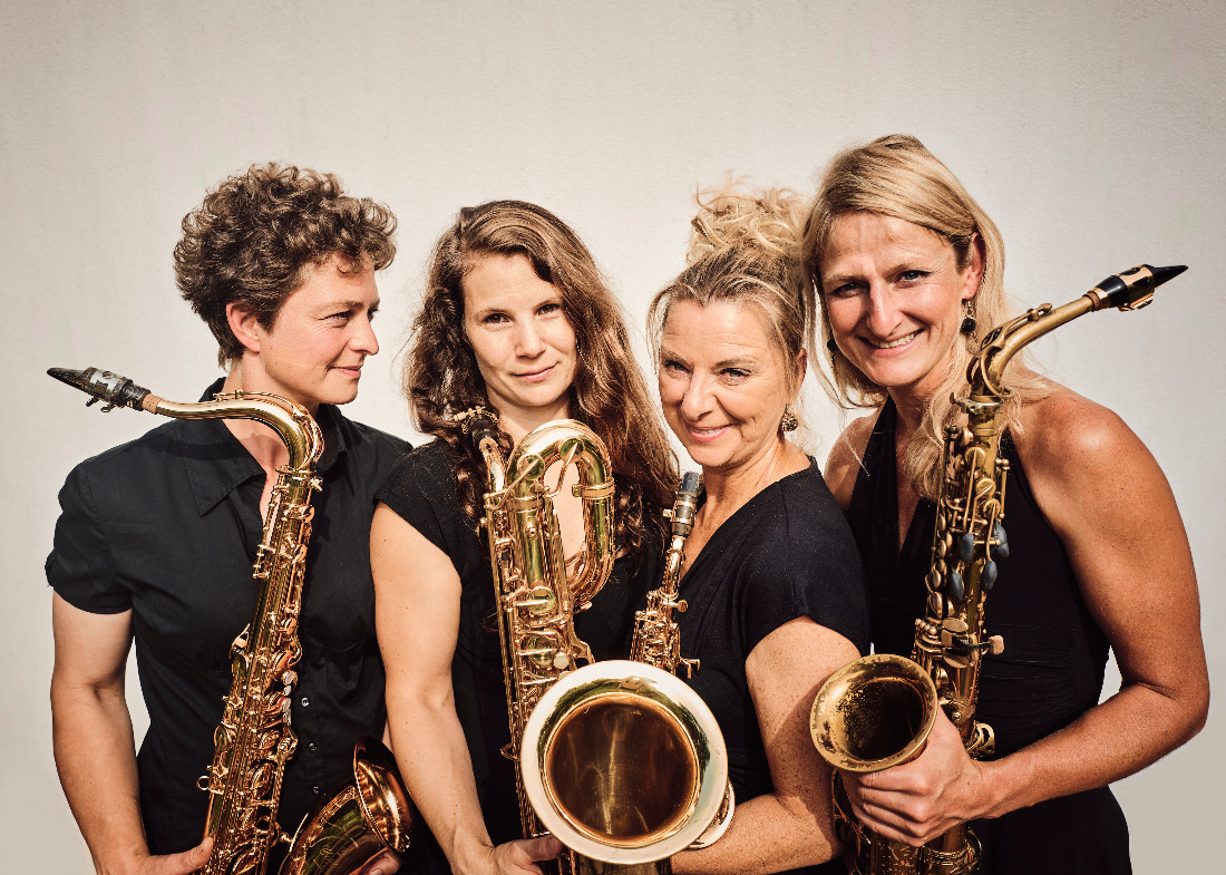 4 Musikerinnen mit Saxophon