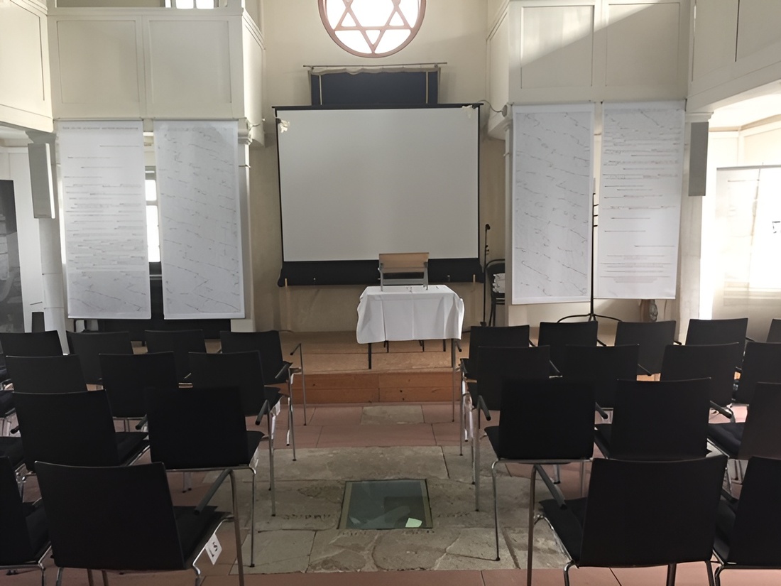 Synagoge als leerer Vortragsraum