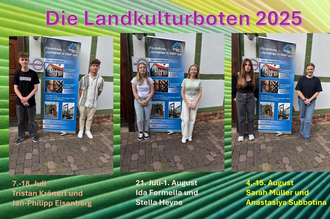 Gruppenbild junger Menschen vor Fachwerkhaus