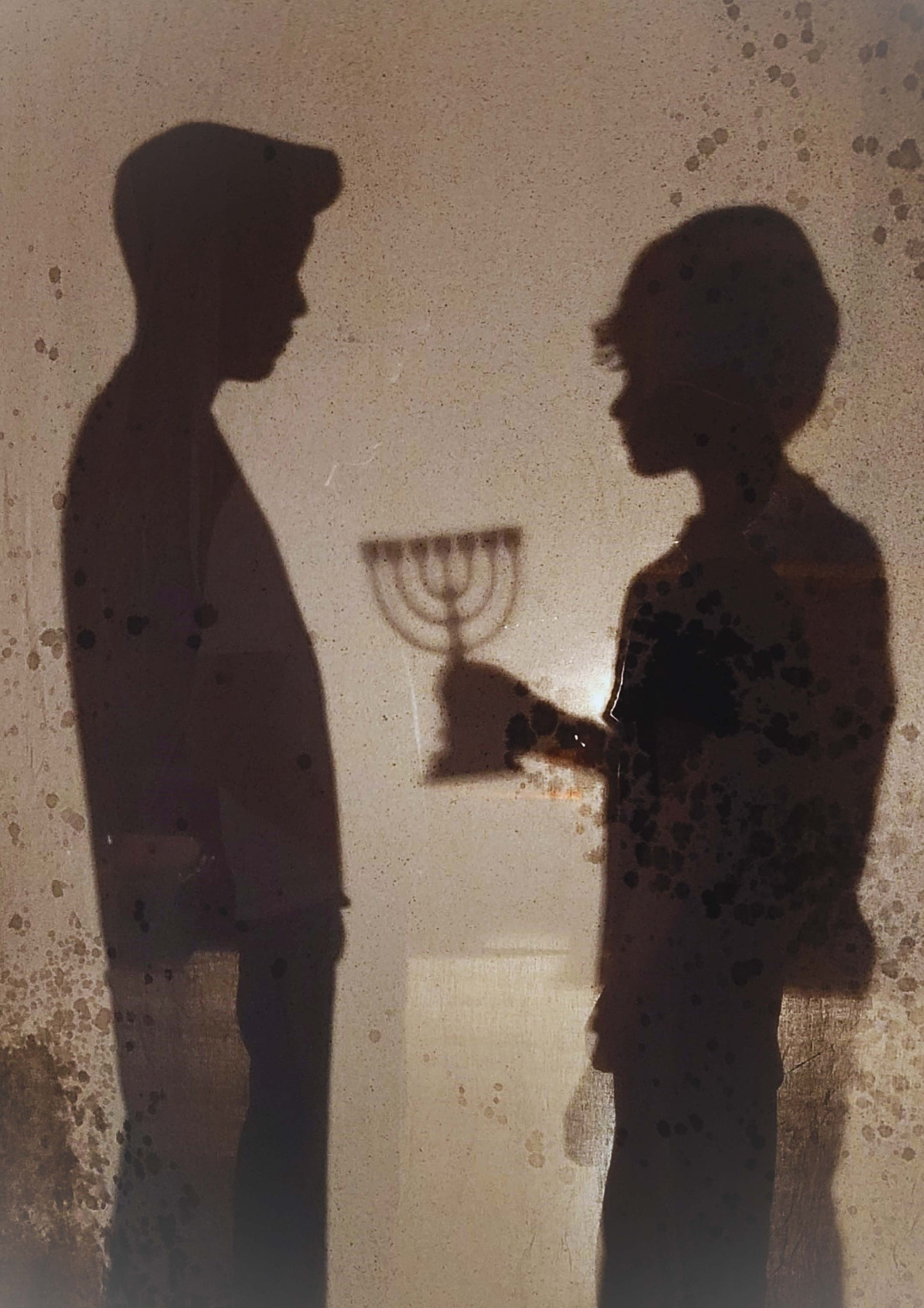 Zwei schemenhafte Jungen mit Menora
